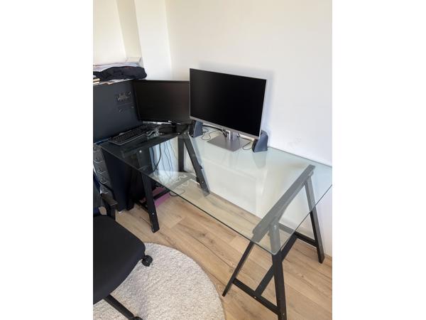 Glazen bureau met zwarte poten