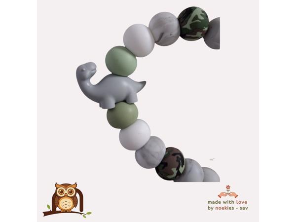 nr 17 noekies Speenkoord Dino langnek camouflage grijs khaki