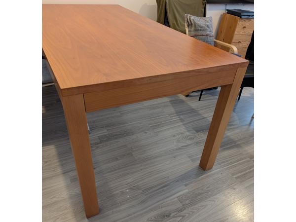 Mooie grote eettafel (bruin)