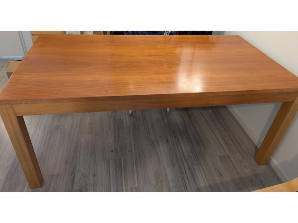 Mooie grote eettafel (bruin)