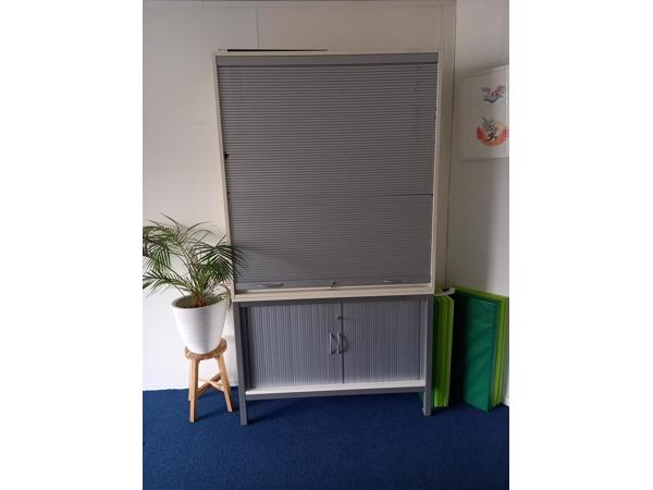 Zilverkleurige kantoorkast met roldeuren