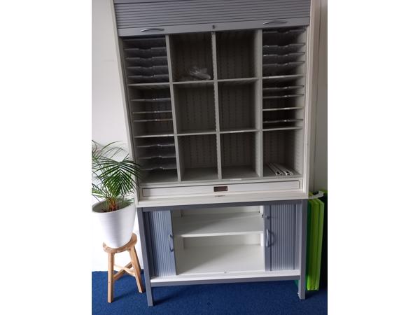 Zilverkleurige kantoorkast met roldeuren