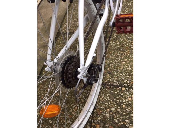 B-Twin jongens/meisjes fiets 20inch		Goede 20 inch banden, 5
