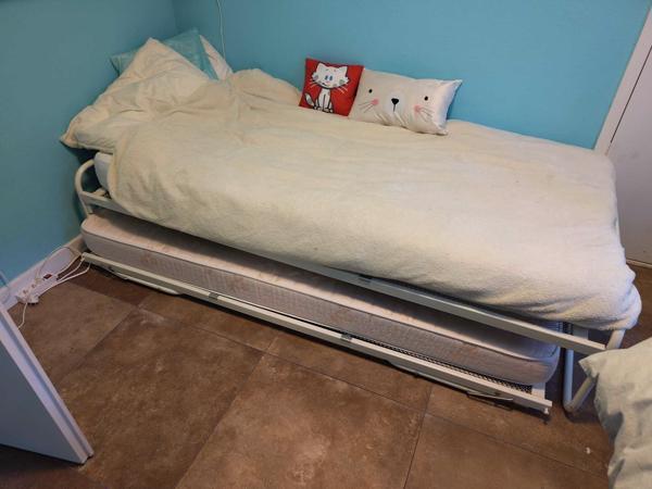 metalen bed met onderbed 90x 200 cm (zonder matrassen)