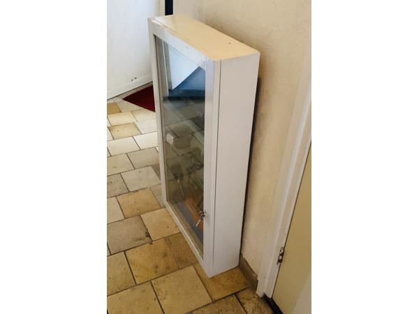 Vitrinekastje (gebruikt) te koop
