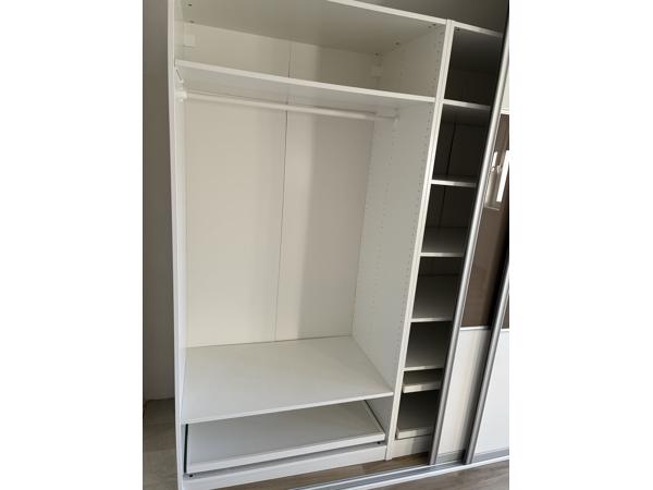 Kledingkast met schuifdeuren