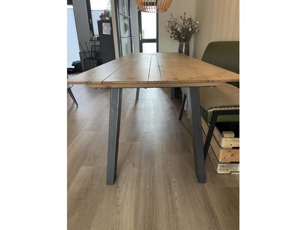 Steigerhouten eettafel (2,5 meter) met stalen poten