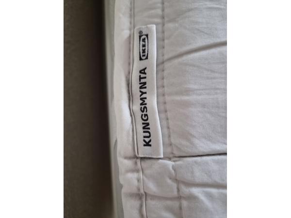Bed met hoofdeinde en opberger