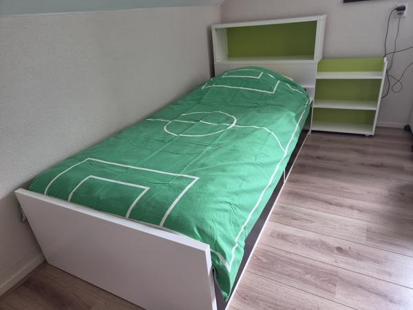 Bed met hoofdeinde en opberger