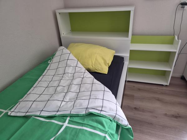 Bed met hoofdeinde en opberger