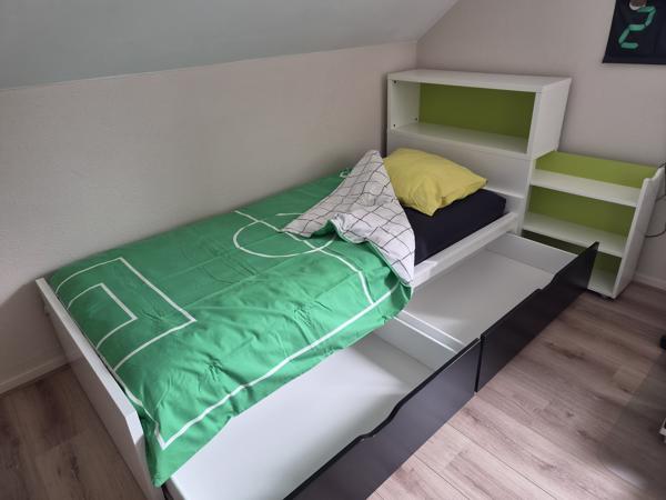 Bed met hoofdeinde en opberger