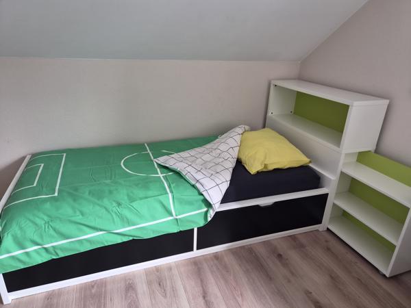 Bed met hoofdeinde en opberger