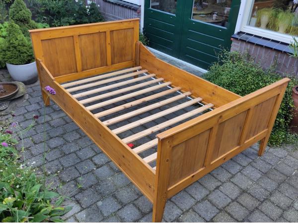 Antiek handgemaakt bed