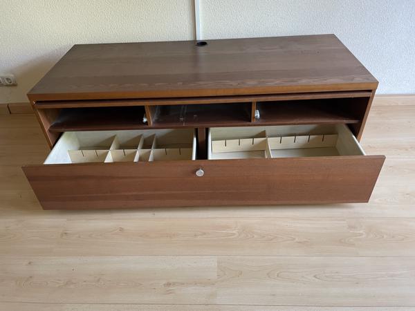 Mooi tv meubel met handige vakken IKEA