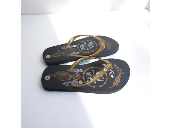 Teenslipper zwart goud met strass steentjes 34