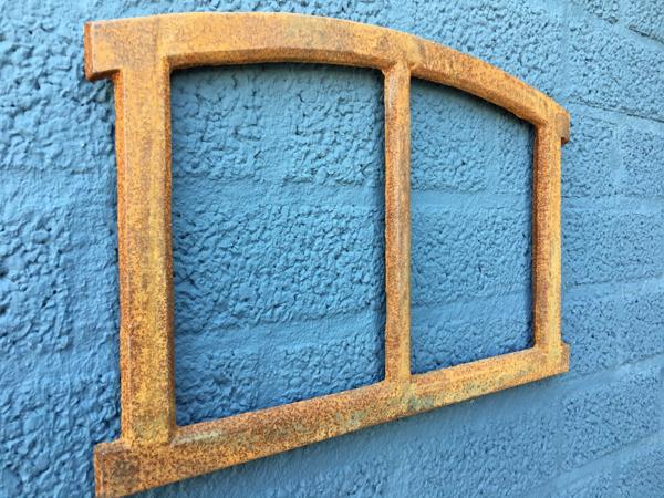 Een klein gietijzeren venster, raam / stalraam