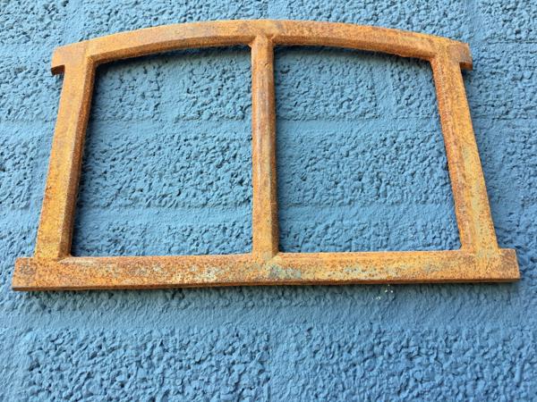 Een klein gietijzeren venster, raam / stalraam