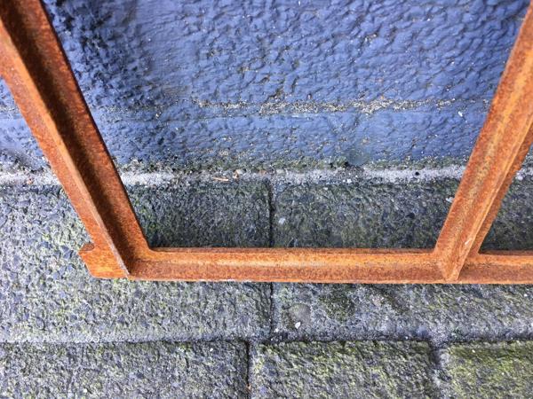 Een klein gietijzeren venster, raam / stalraam