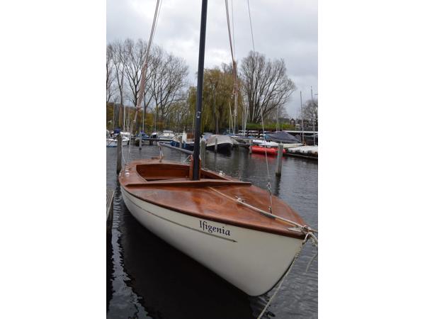 Zeilboot met trailer en buitenboordmotor