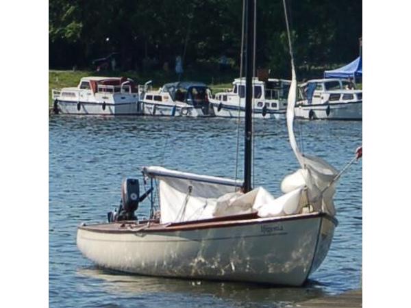 Zeilboot met trailer en buitenboordmotor