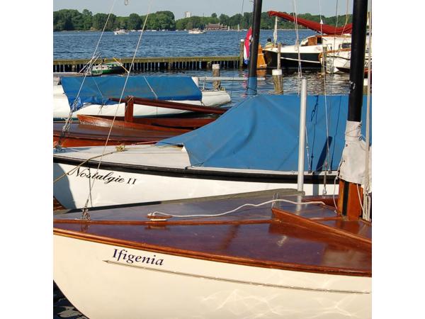 Zeilboot met trailer en buitenboordmotor