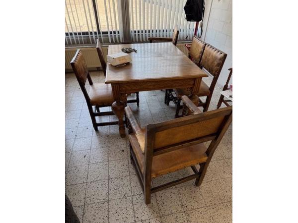 Leren eetkamer stoelen en eettafel