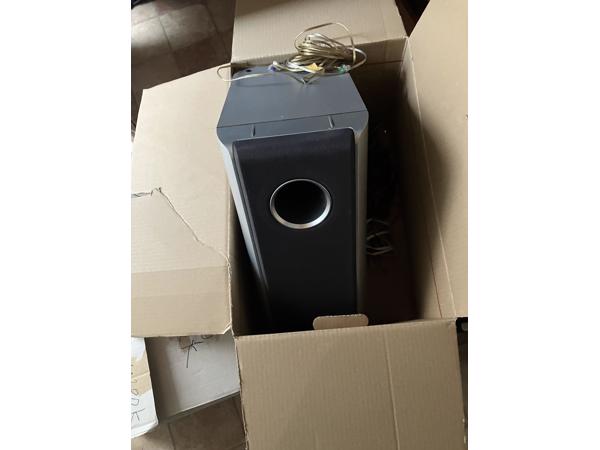 DVD home theater system met boxen