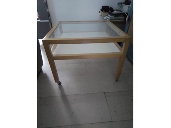 SALONTAFEL IKEA MET GLAZEN BLAD VIERKANT inclusief wielen