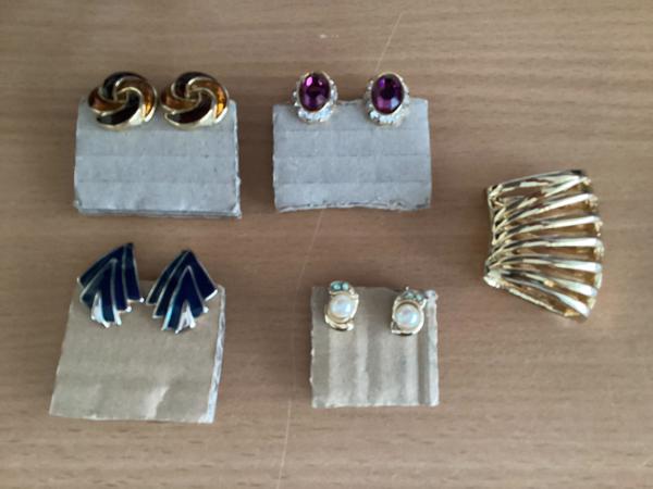 Vier  paar clip oorbellen diverse kleuren en soorten oud