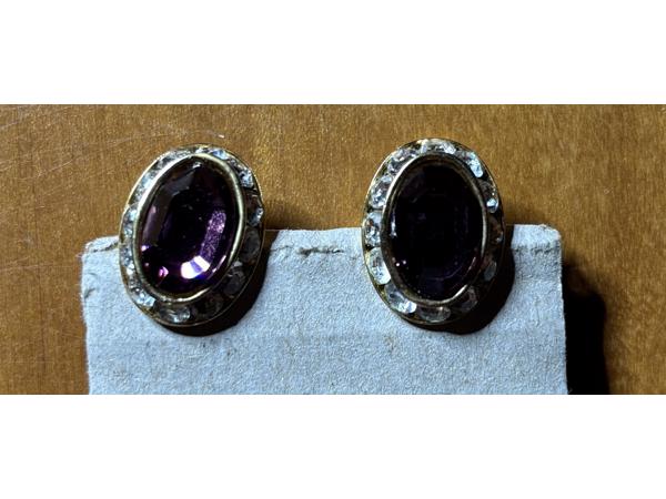 Vier  paar clip oorbellen diverse kleuren en soorten oud