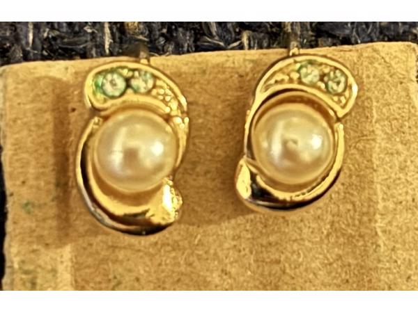 Vier  paar clip oorbellen diverse kleuren en soorten oud