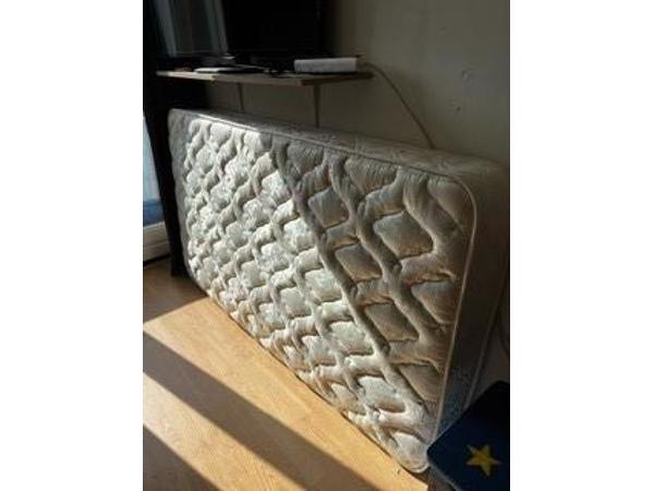 1 persoons bed L190 B105 H27 plus goed matras