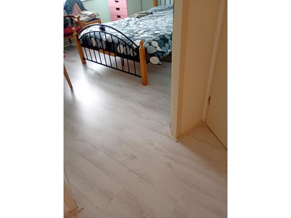 Aangeboden een mooie, lichtgrijze laminaatvloer met ondervloer 65 m2