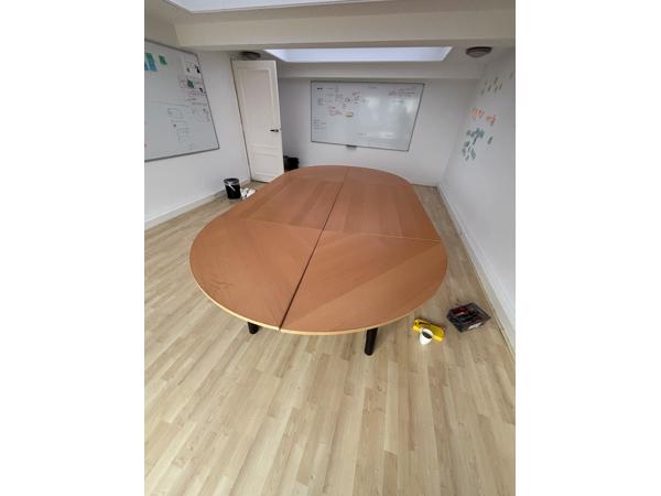 Grote ovale (vergader)tafel