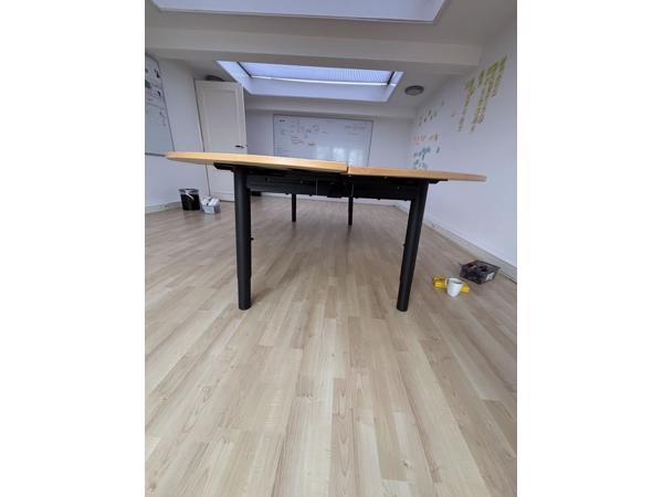 Grote ovale (vergader)tafel