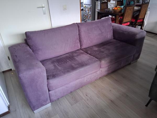 3-zits bankstel kleur paars. Zo goed als nieuwe. 7 jaar oud