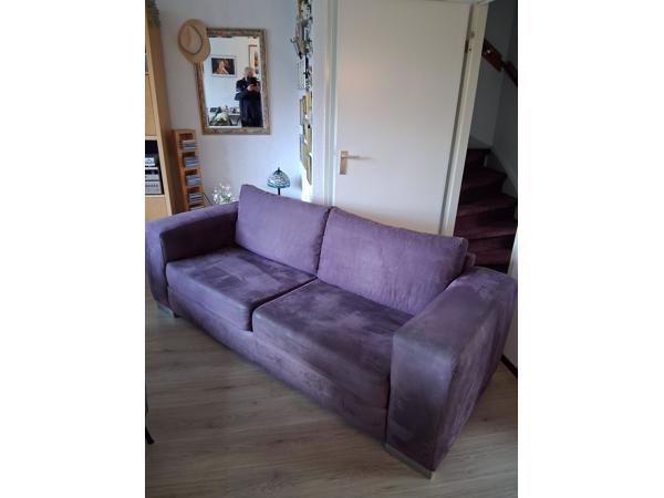 3-zits bankstel kleur paars. Zo goed als nieuwe. 7 jaar oud