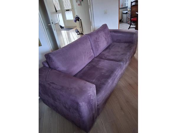 3-zits bankstel kleur paars. Zo goed als nieuwe. 7 jaar oud
