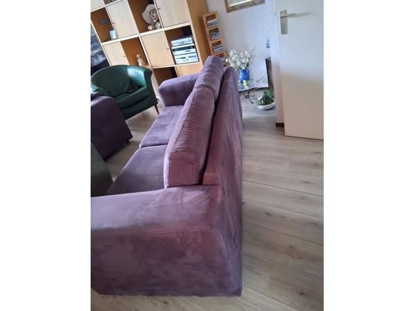 3-zits bankstel kleur paars. Zo goed als nieuwe. 7 jaar oud