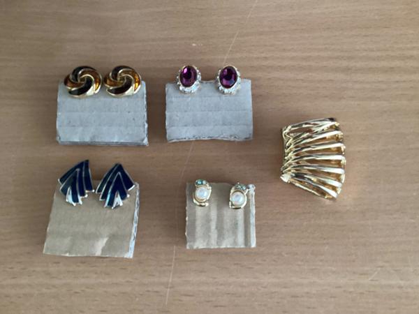 Vier  paar clip oorbellen diverse kleuren en soorten oud