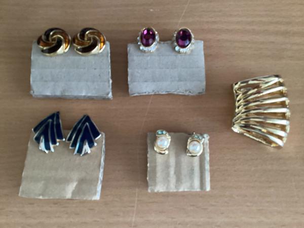 Vier  paar clip oorbellen diverse kleuren en soorten oud