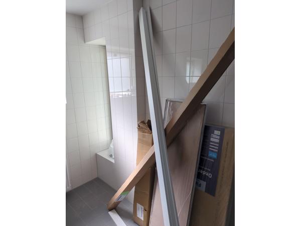 Witte hoge plinten
