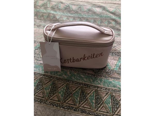 --twee stuks nieuwe toilet tassen heren dames -en Beautycaes