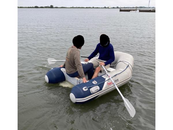 Rubberboot met toebehoren peddels en pomp