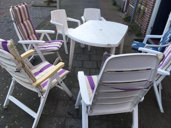 Comfortabele tuinset, ovale tafel  4 verstelbare stoele hoge rug met goede kussens en 3 stoelen lage rug