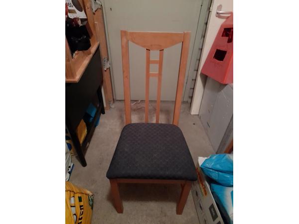 4 stoffen/houten stoelen