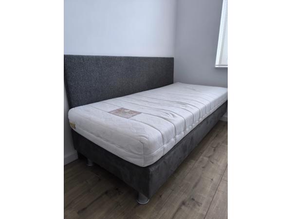 Mooie boxspring met matras en hoofdbord