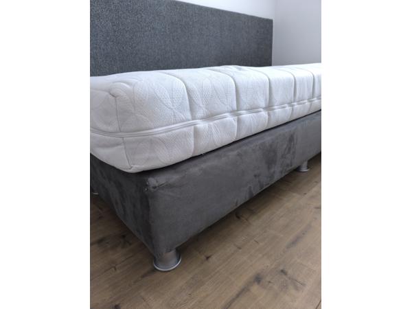 Mooie boxspring met matras en hoofdbord