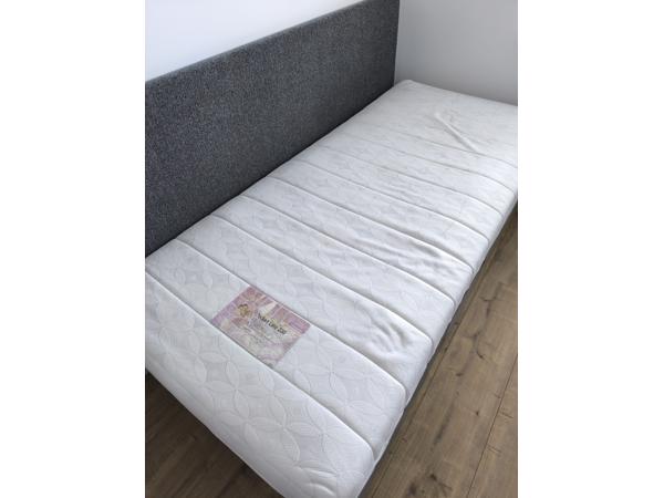 Mooie boxspring met matras en hoofdbord