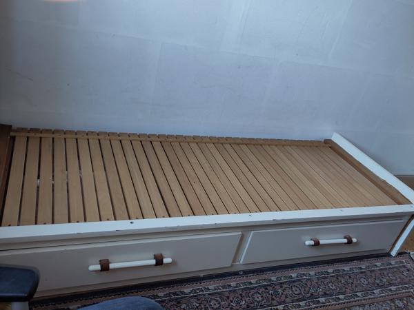 Bed. Uitschuifbaar tot tweepersoons